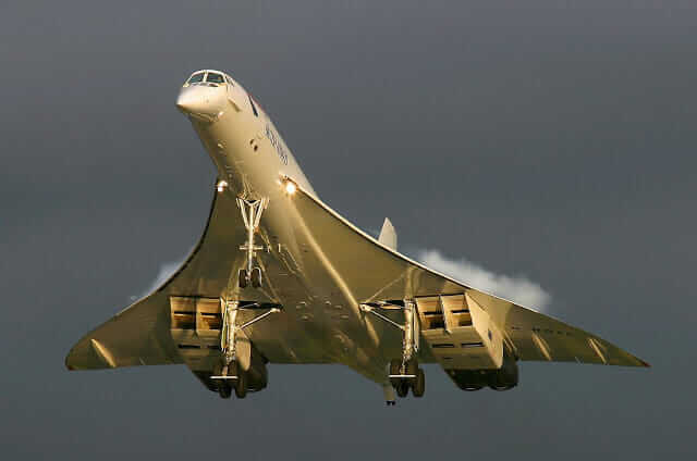 Aerospatiale-BAC_Concorde_taking_off_evening